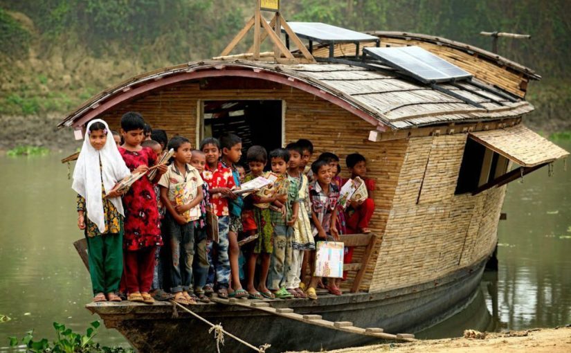 Sekolah di Atas Perahu: Kisah Anak-Anak Belajar di Tengah Danau